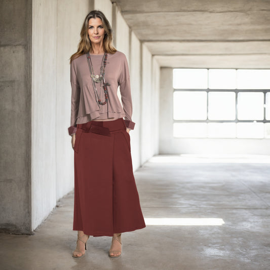 Cleo - Saia-calça de malha com cinto na cor cabernet