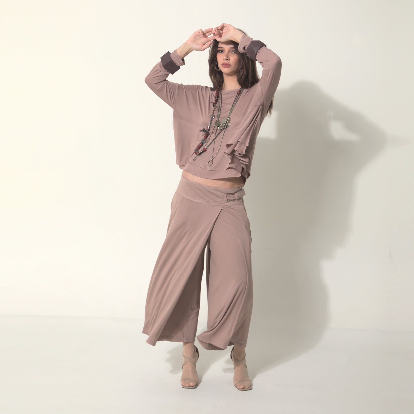 Sarah - Saia-calça de malha com ajuste de fivela de metal na cor mocha mousse
