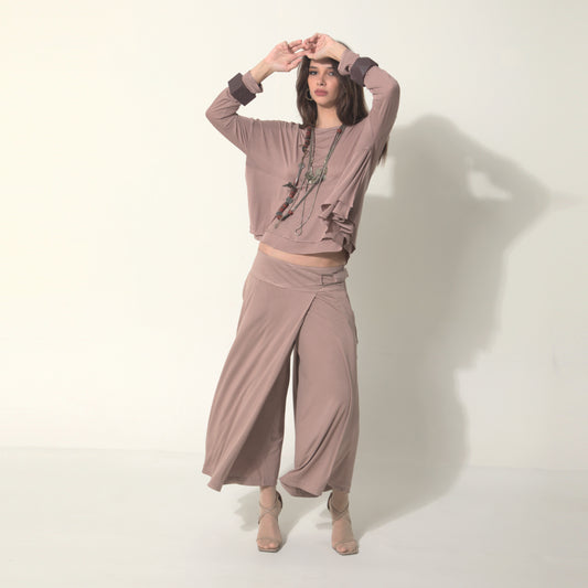 Sarah - Saia-calça de malha com ajuste de fivela de metal na cor mocha mousse