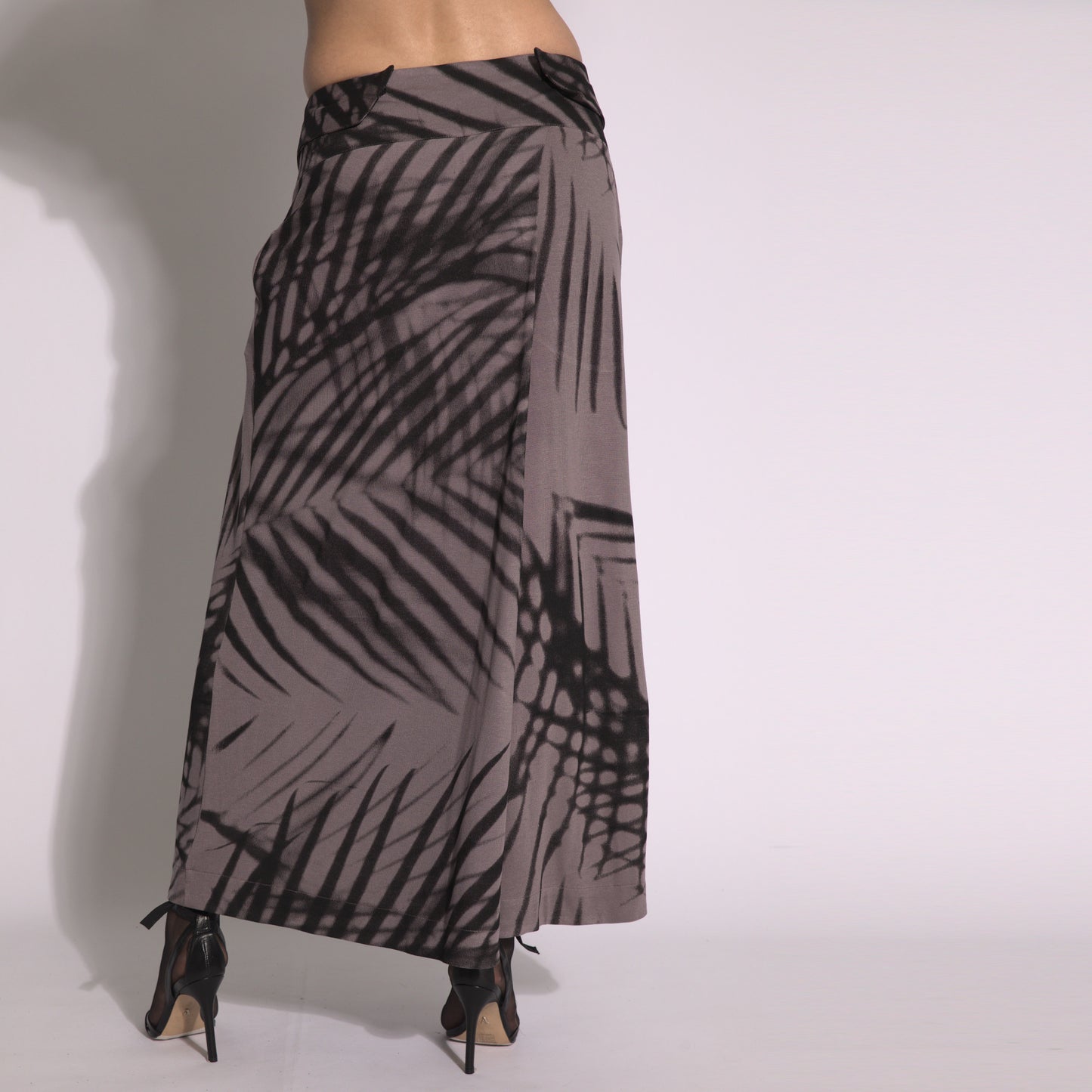 Folhagens - Saia-calça em malha estampada cor funghi e preto