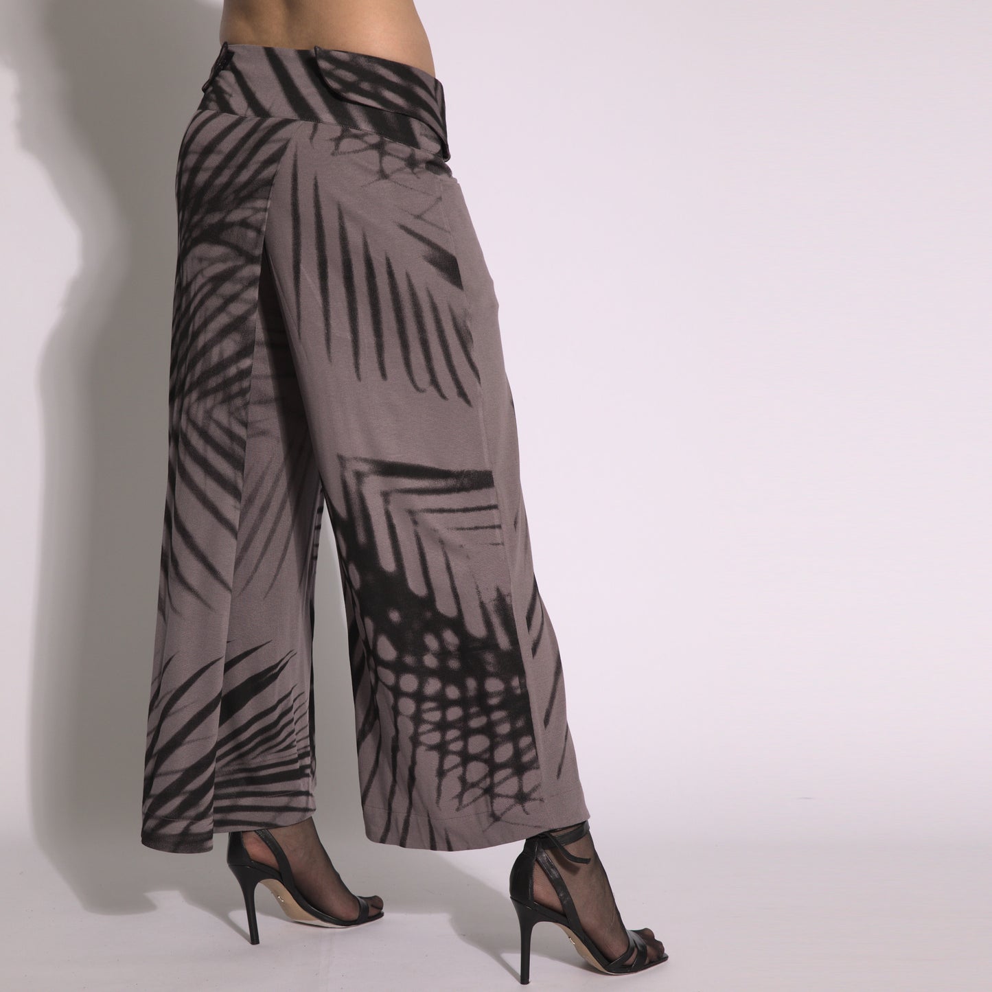Folhagens - Saia-calça em malha estampada cor funghi e preto