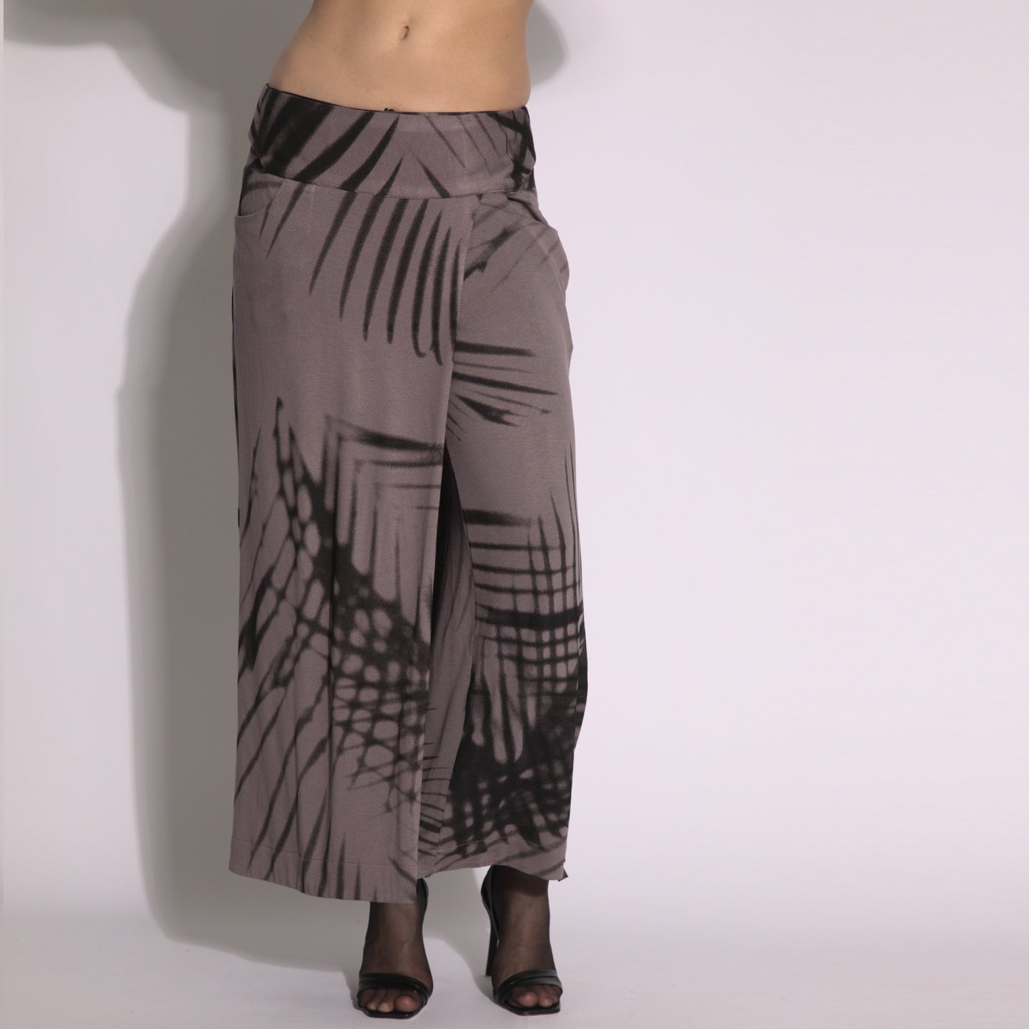 Folhagens - Saia-calça em malha estampada cor funghi e preto