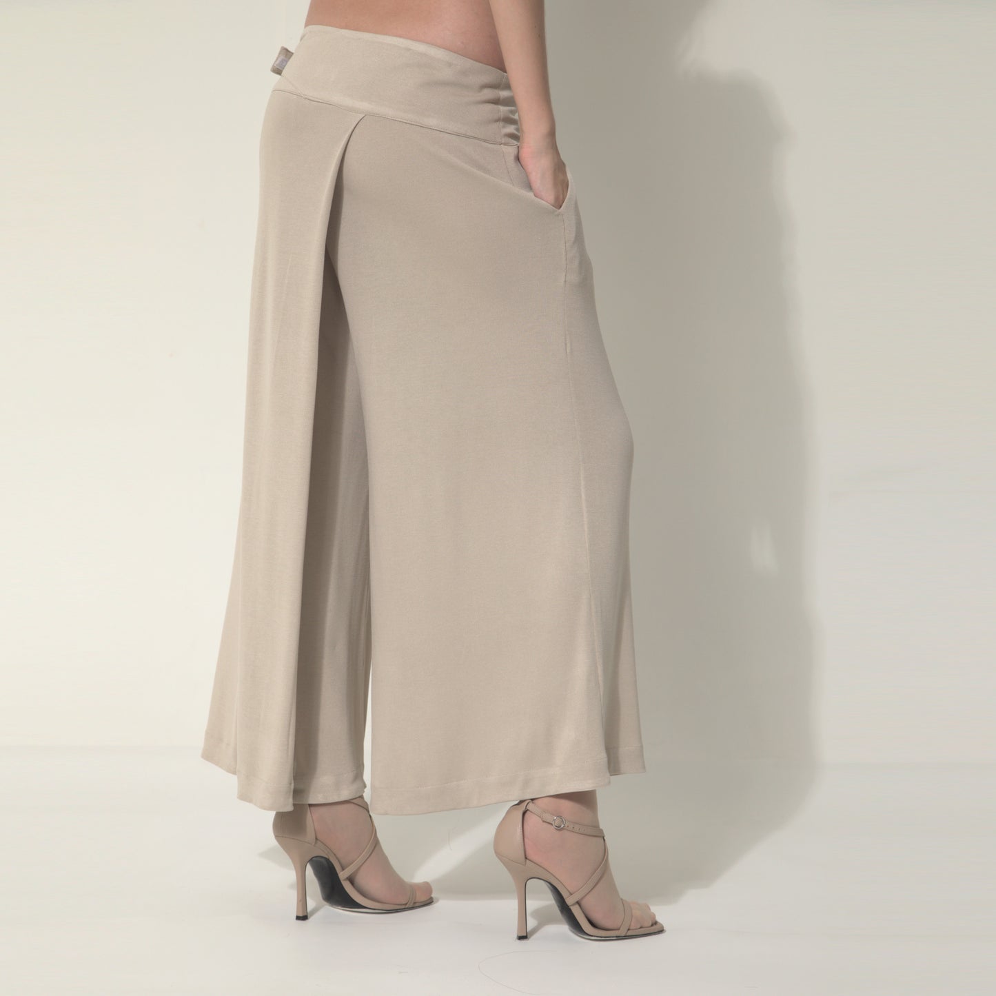 Sarah - Saia-calça de malha com ajuste de fivela de metal na cor bege Saara