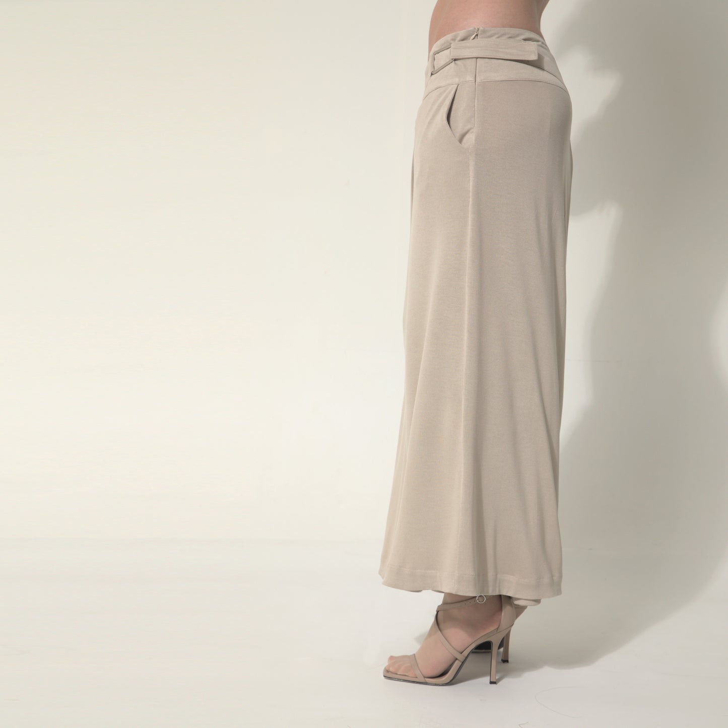 Sarah - Saia-calça de malha com ajuste de fivela de metal na cor bege Saara