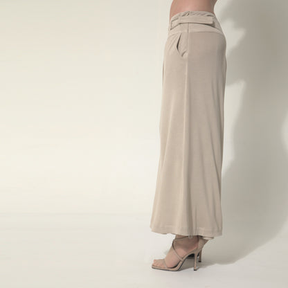 Sarah - Saia-calça de malha com ajuste de fivela de metal na cor bege Saara