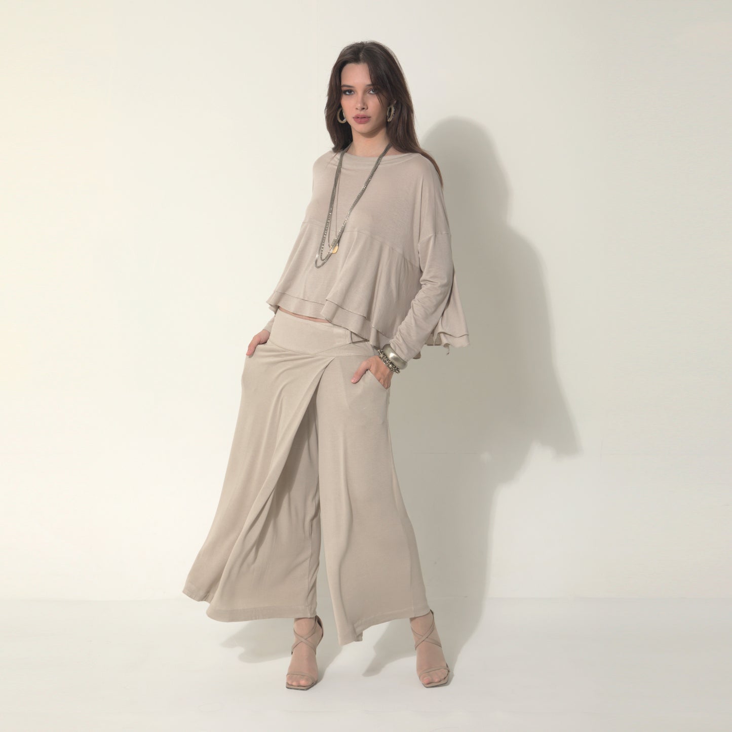 Sarah - Saia-calça de malha com ajuste de fivela de metal na cor bege Saara