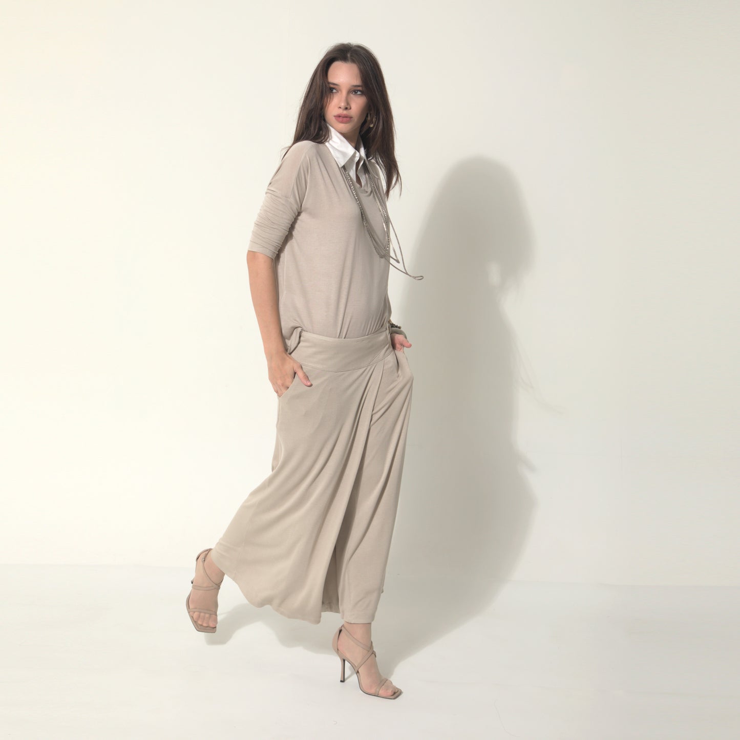 Sarah - Saia-calça de malha com ajuste de fivela de metal na cor bege Saara