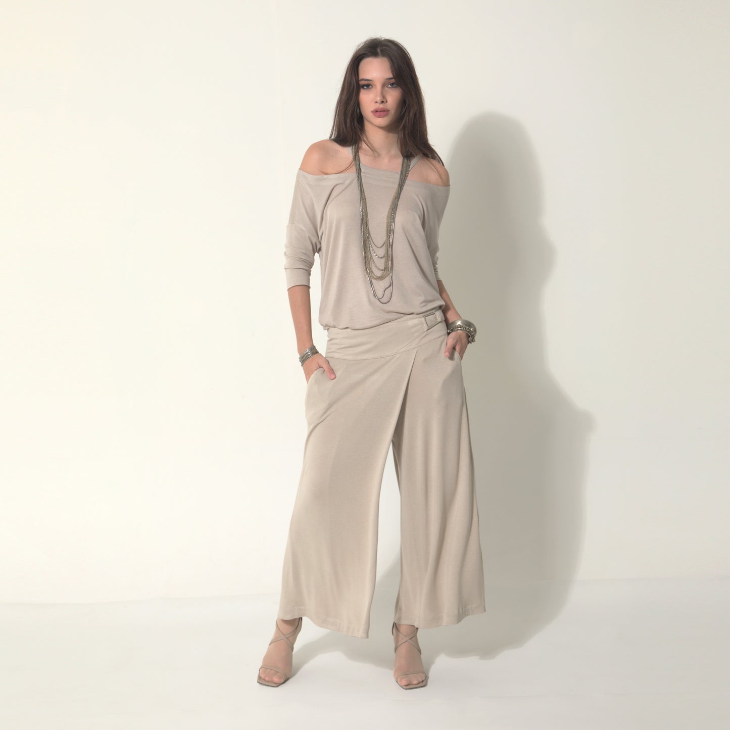 Sarah - Saia-calça de malha com ajuste de fivela de metal na cor bege Saara