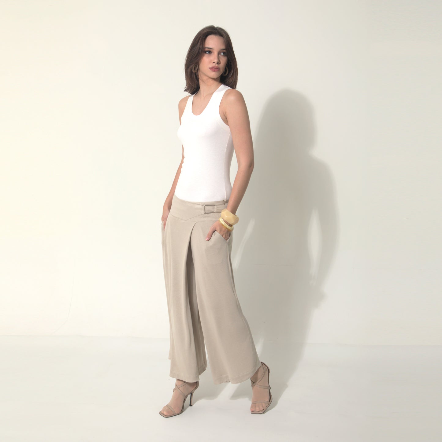 Sarah - Saia-calça de malha com ajuste de fivela de metal na cor bege Saara