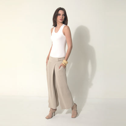 Sarah - Saia-calça de malha com ajuste de fivela de metal na cor bege Saara
