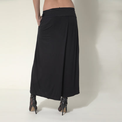 Sarah - Saia-calça de malha com ajuste de fivela de metal na cor preta