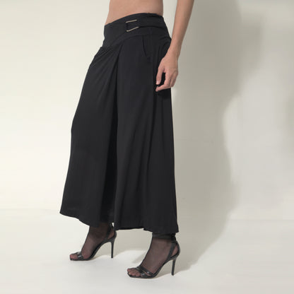 Sarah - Saia-calça de malha com ajuste de fivela de metal na cor preta