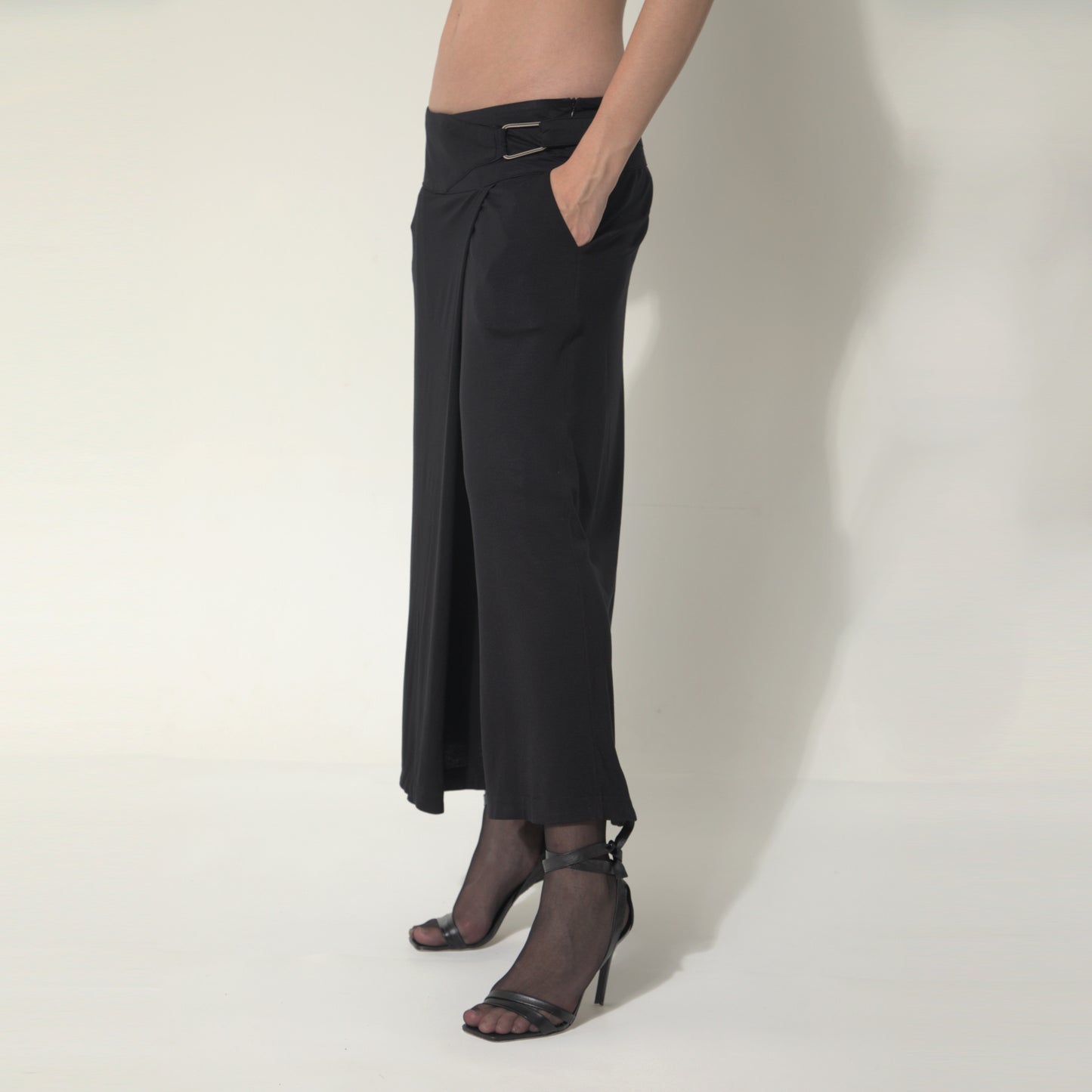 Sarah - Saia-calça de malha com ajuste de fivela de metal na cor preta
