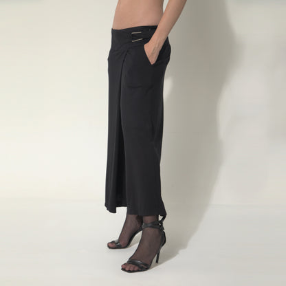 Sarah - Saia-calça de malha com ajuste de fivela de metal na cor preta
