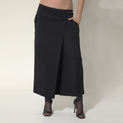 Sarah - Saia-calça de malha com ajuste de fivela de metal na cor preta
