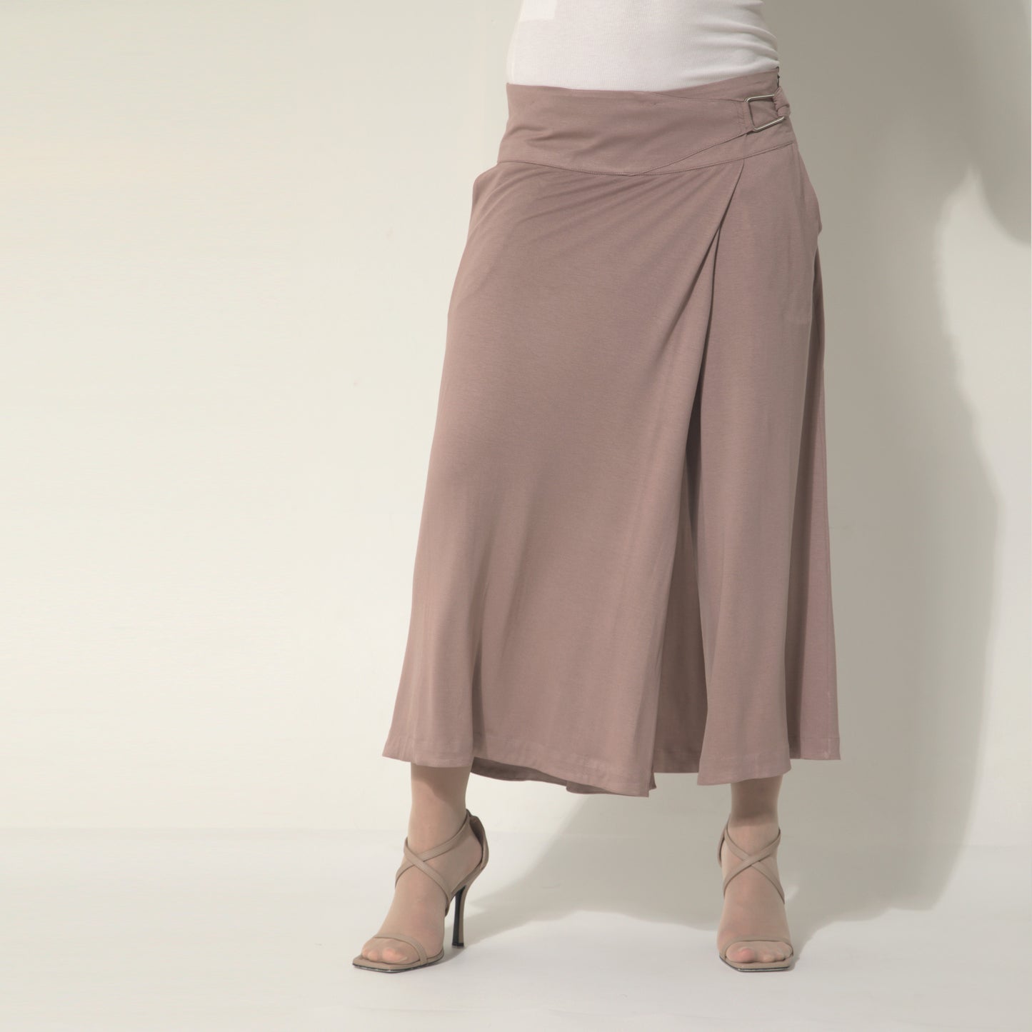 Sarah - Saia-calça de malha com ajuste de fivela de metal na cor mocha mousse