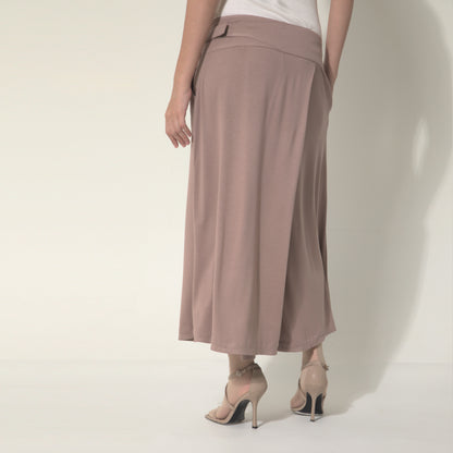 Sarah - Saia-calça de malha com ajuste de fivela de metal na cor mocha mousse