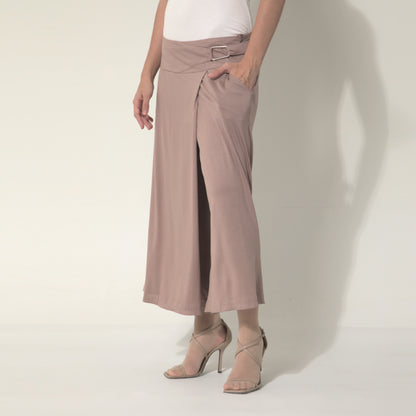 Sarah - Saia-calça de malha com ajuste de fivela de metal na cor mocha mousse