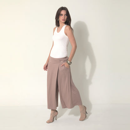 Sarah - Saia-calça de malha com ajuste de fivela de metal na cor mocha mousse