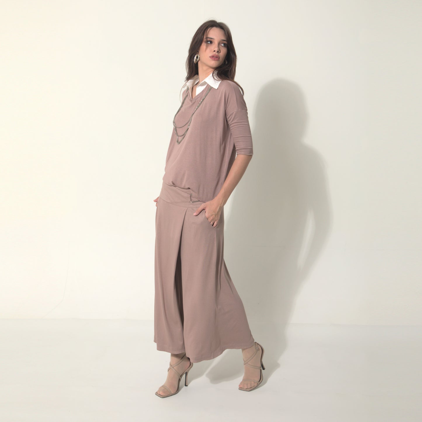 Sarah - Saia-calça de malha com ajuste de fivela de metal na cor mocha mousse