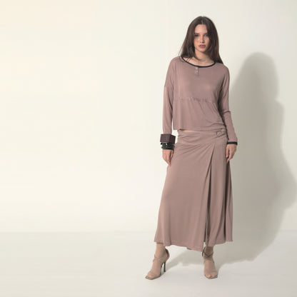 Sarah - Saia-calça de malha com ajuste de fivela de metal na cor mocha mousse