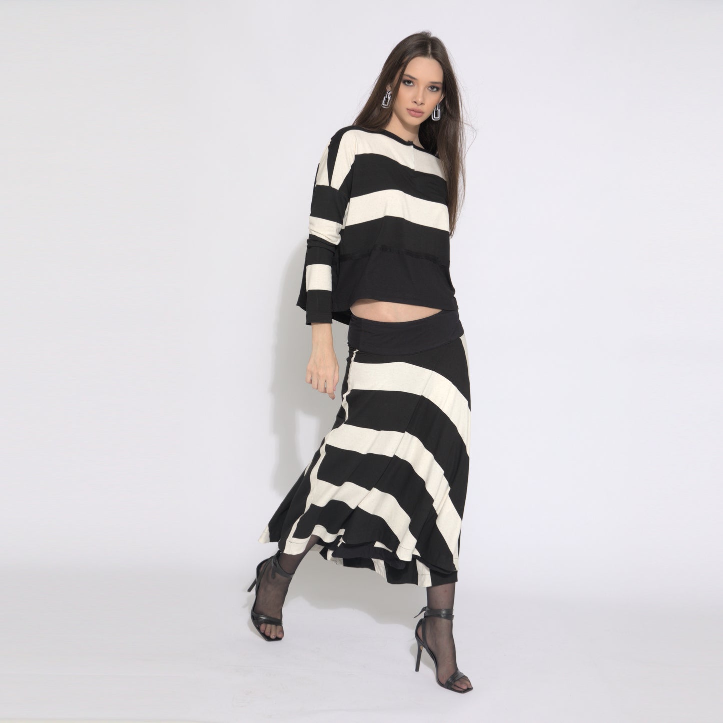 Sienna – saia calça listrada de preto e branco