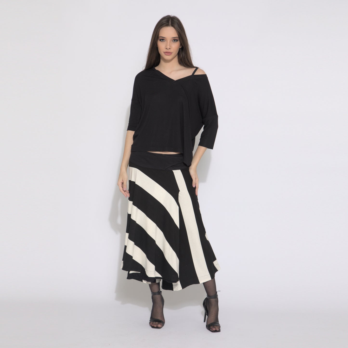 Sienna – saia calça listrada de preto e branco