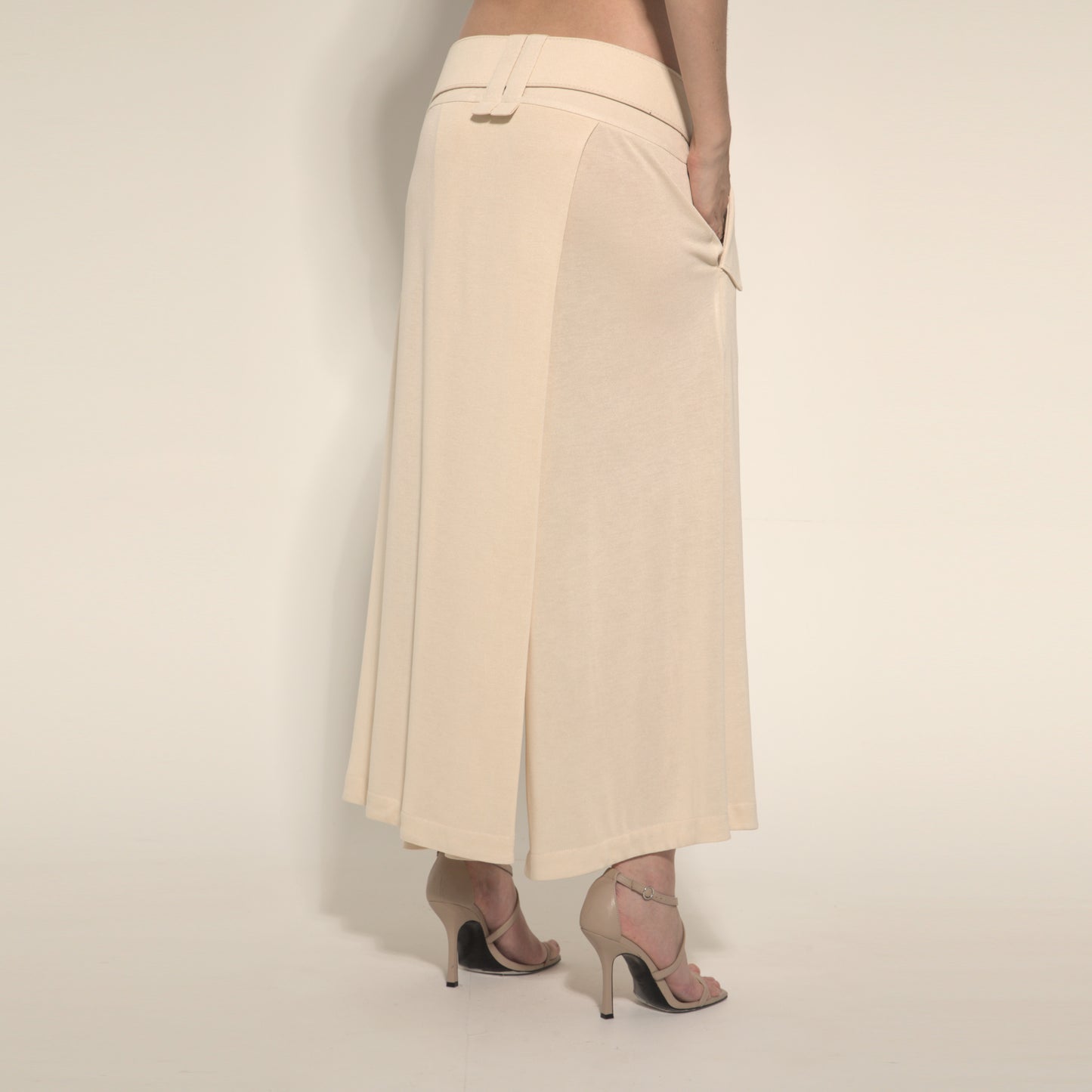 Cleo - Saia-calça de malha com cinto na cor de trigo