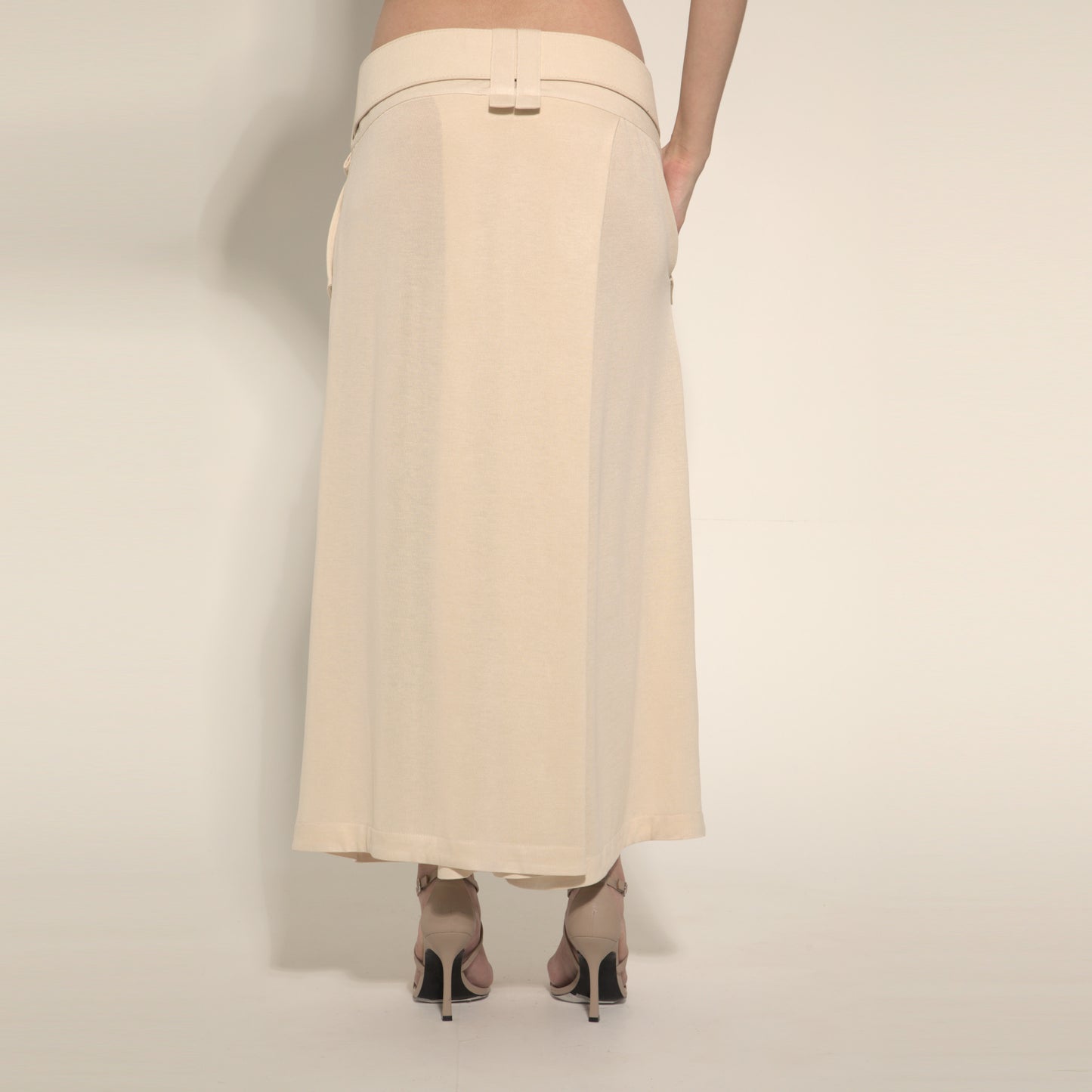 Cleo - Saia-calça de malha com cinto na cor de trigo