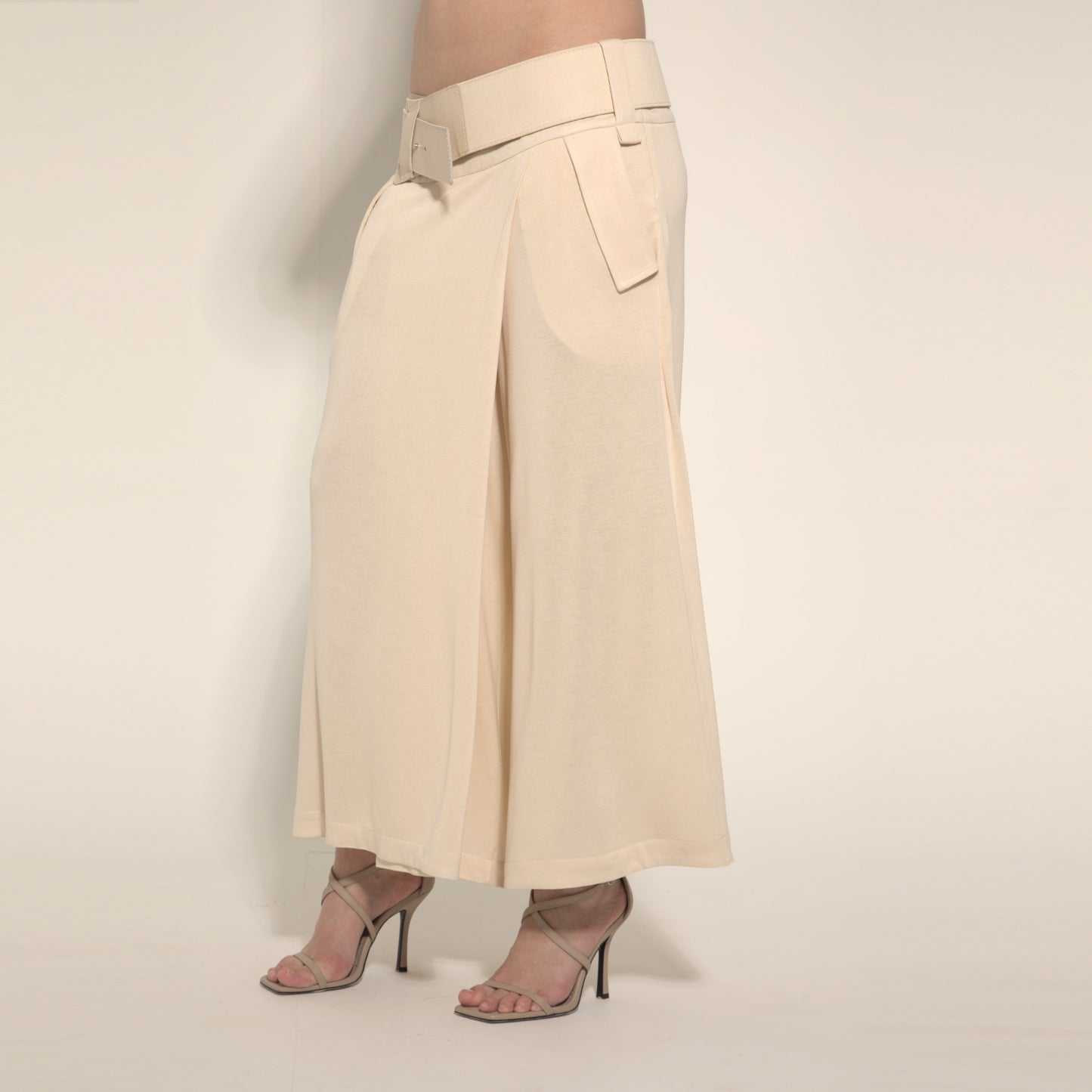 Cleo - Saia-calça de malha com cinto na cor de trigo
