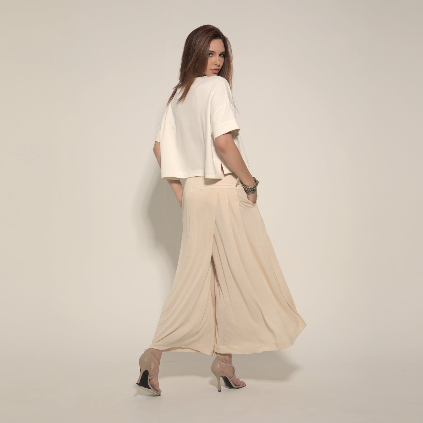 Amira - Saia-calça de malha com pregas e ajuste com fivelas de metal na cor trigo