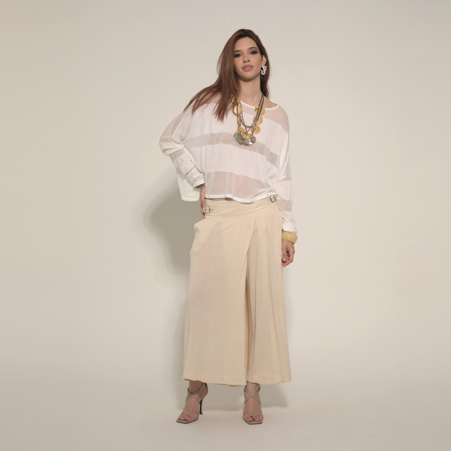 Amira - Saia-calça de malha com pregas e ajuste com fivelas de metal na cor trigo