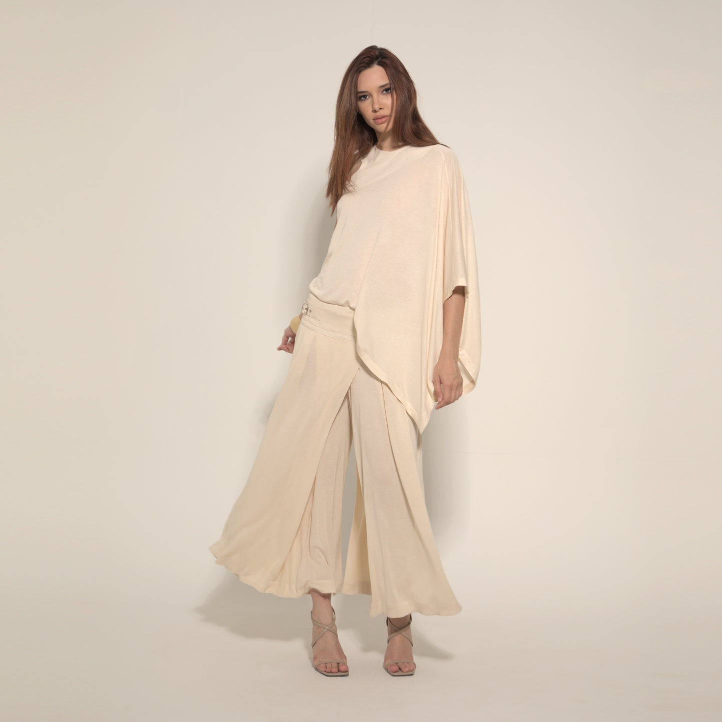 Amira - Saia-calça de malha com pregas e ajuste com fivelas de metal na cor trigo