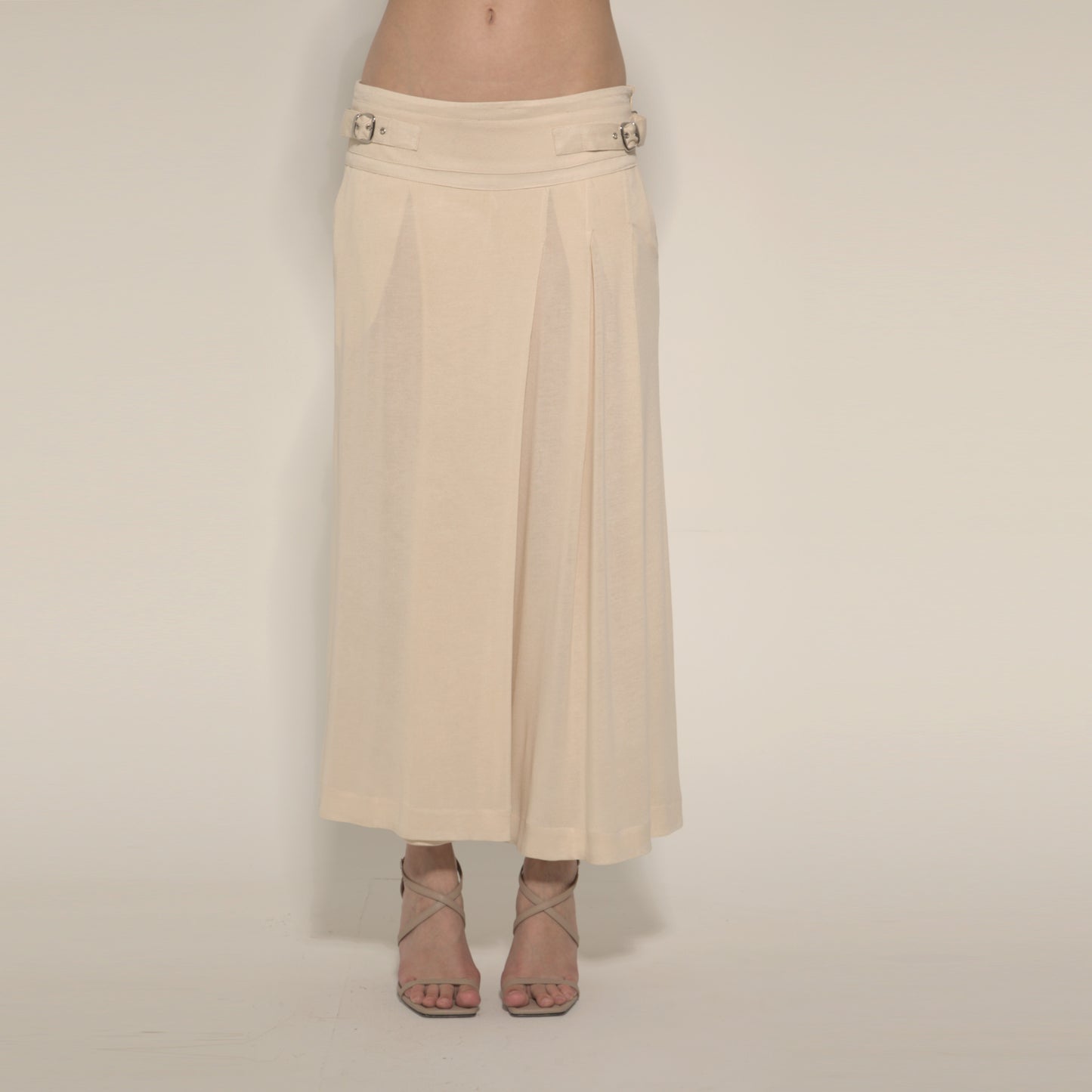 Amira - Saia-calça de malha com pregas e ajuste com fivelas de metal na cor trigo