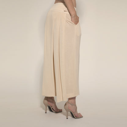 Amira - Saia-calça de malha com pregas e ajuste com fivelas de metal na cor trigo