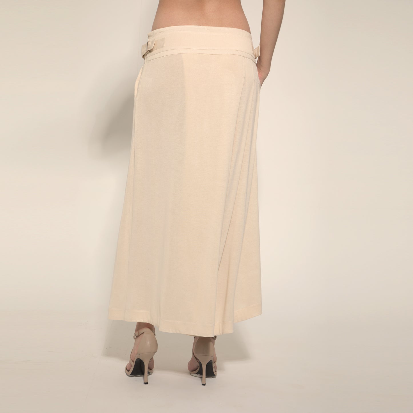 Amira - Saia-calça de malha com pregas e ajuste com fivelas de metal na cor trigo