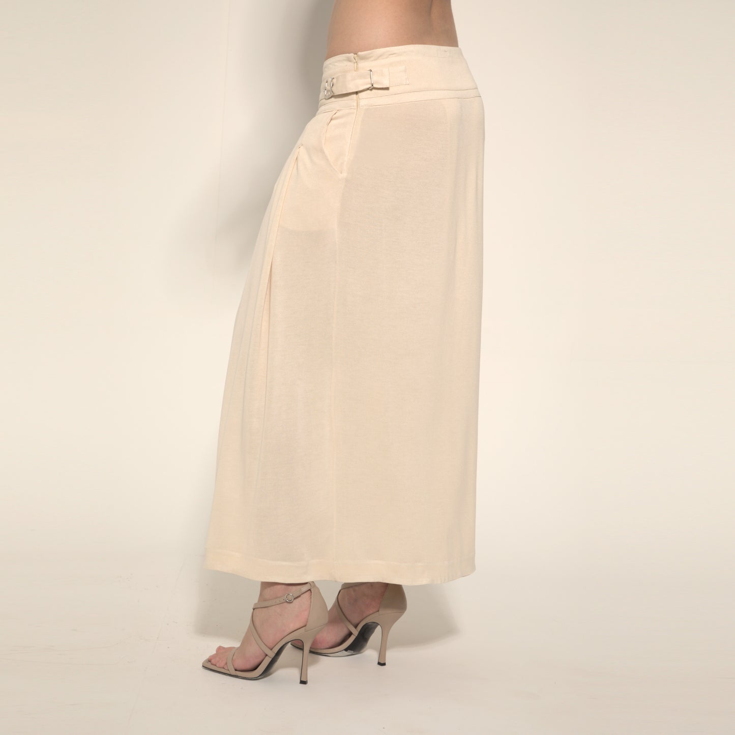 Amira - Saia-calça de malha com pregas e ajuste com fivelas de metal na cor trigo