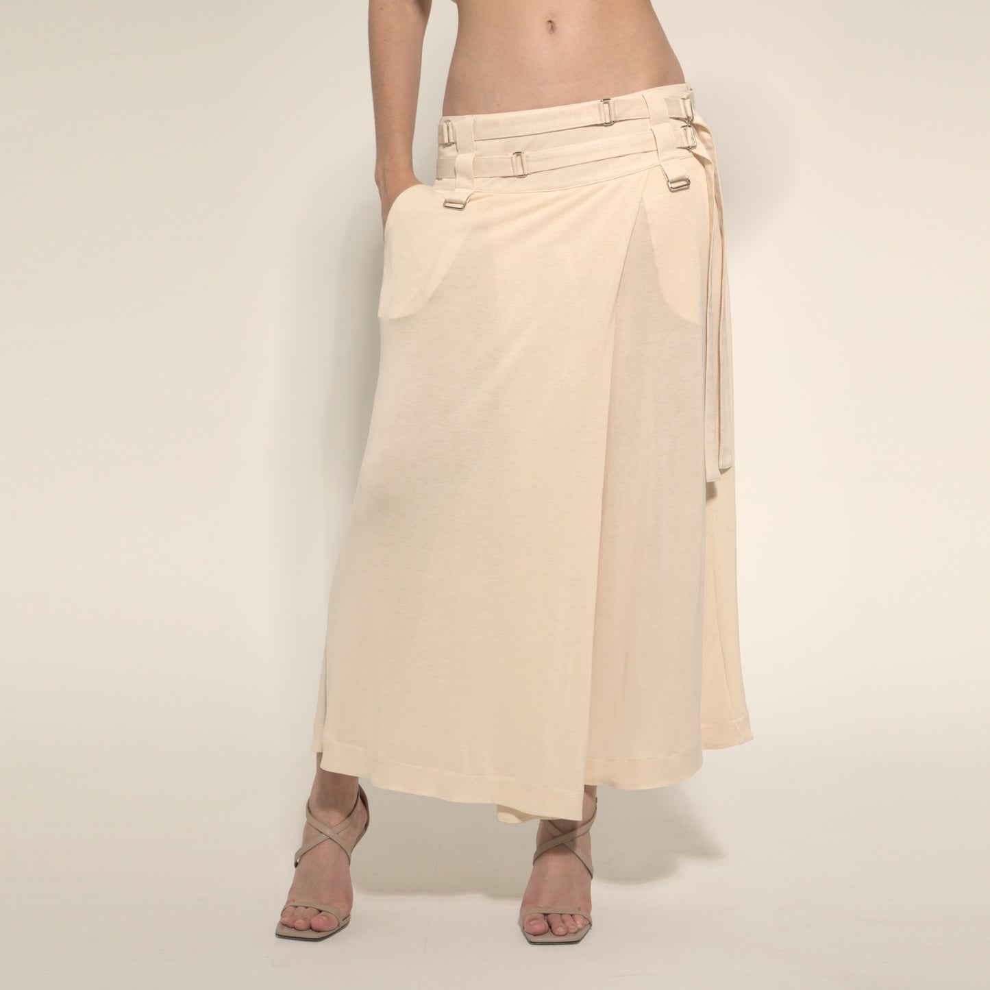 Khali - Saia-calça com cinto de malha e fivelinhas cor trigo
