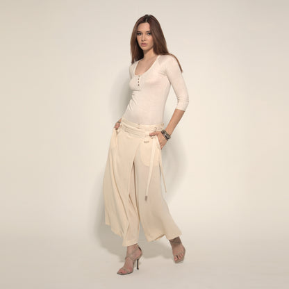 Khali - Saia-calça com cinto de malha e fivelinhas cor trigo
