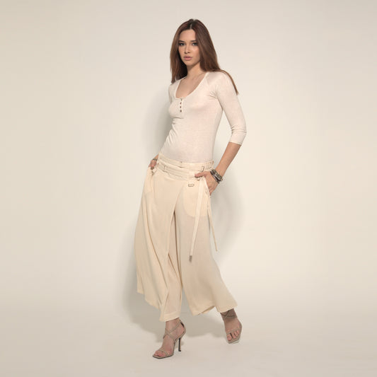 Khali - Saia-calça com cinto de malha e fivelinhas cor trigo