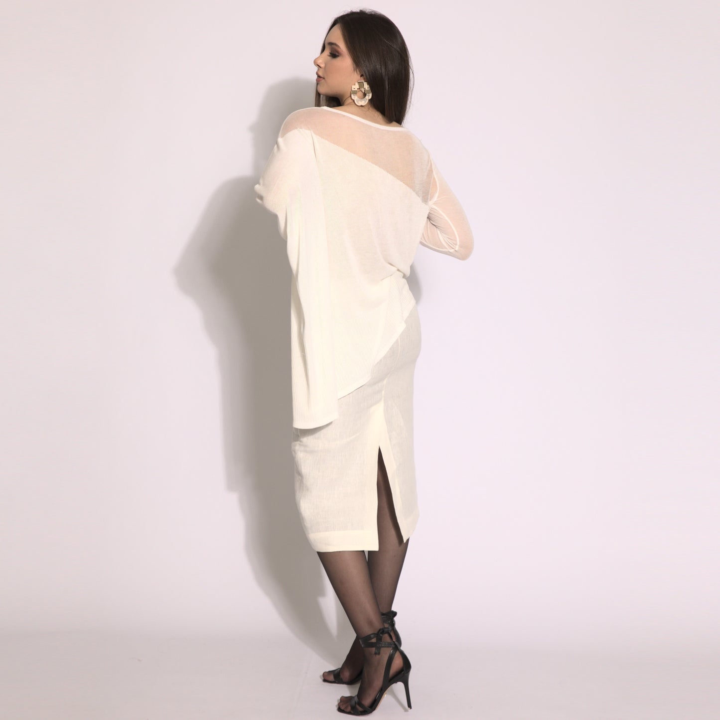 Kaya - Blusa de tricot assimétrica na cor off-white com transparencia