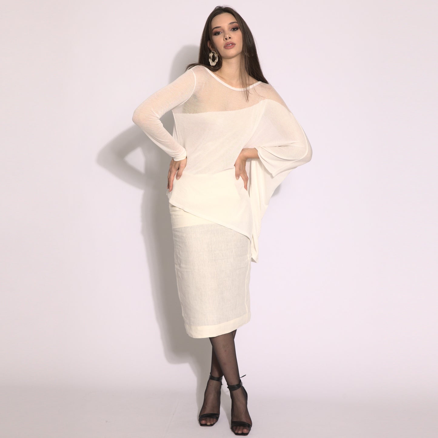 Kaya - Blusa de tricot assimétrica na cor off-white com transparencia
