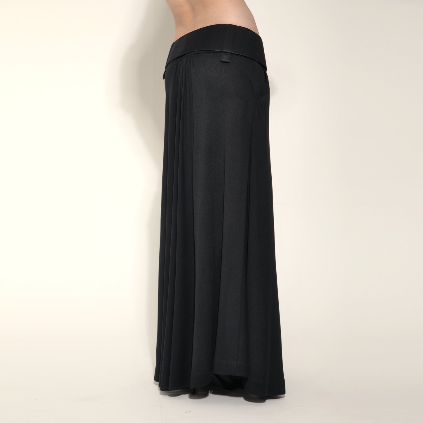 Amal - Saia Maxi de malha com cinto ponta de couro preto
