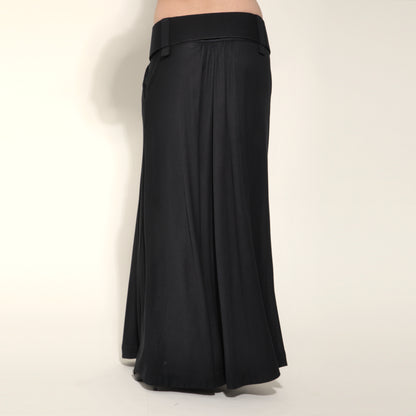 Amal - Saia Maxi de malha com cinto ponta de couro preto