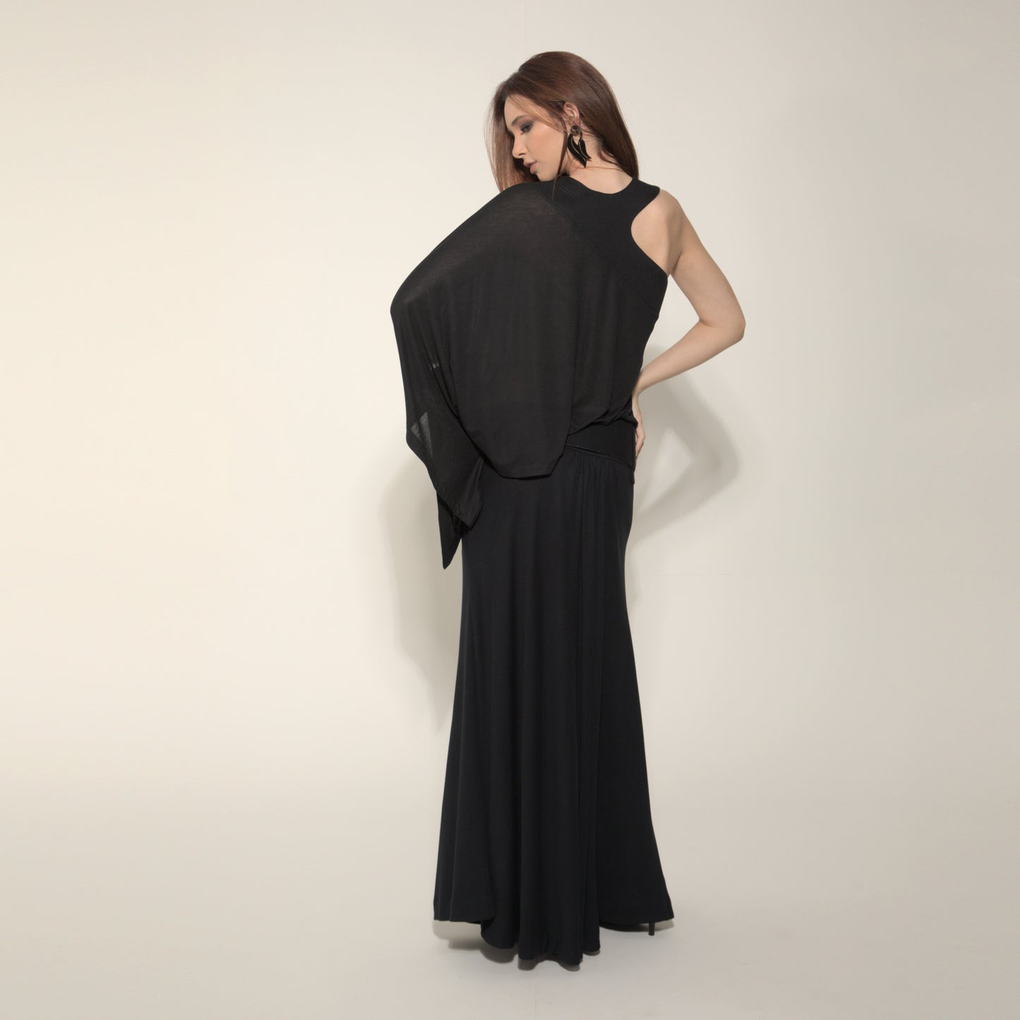Amal - Saia Maxi de malha com cinto ponta de couro preto