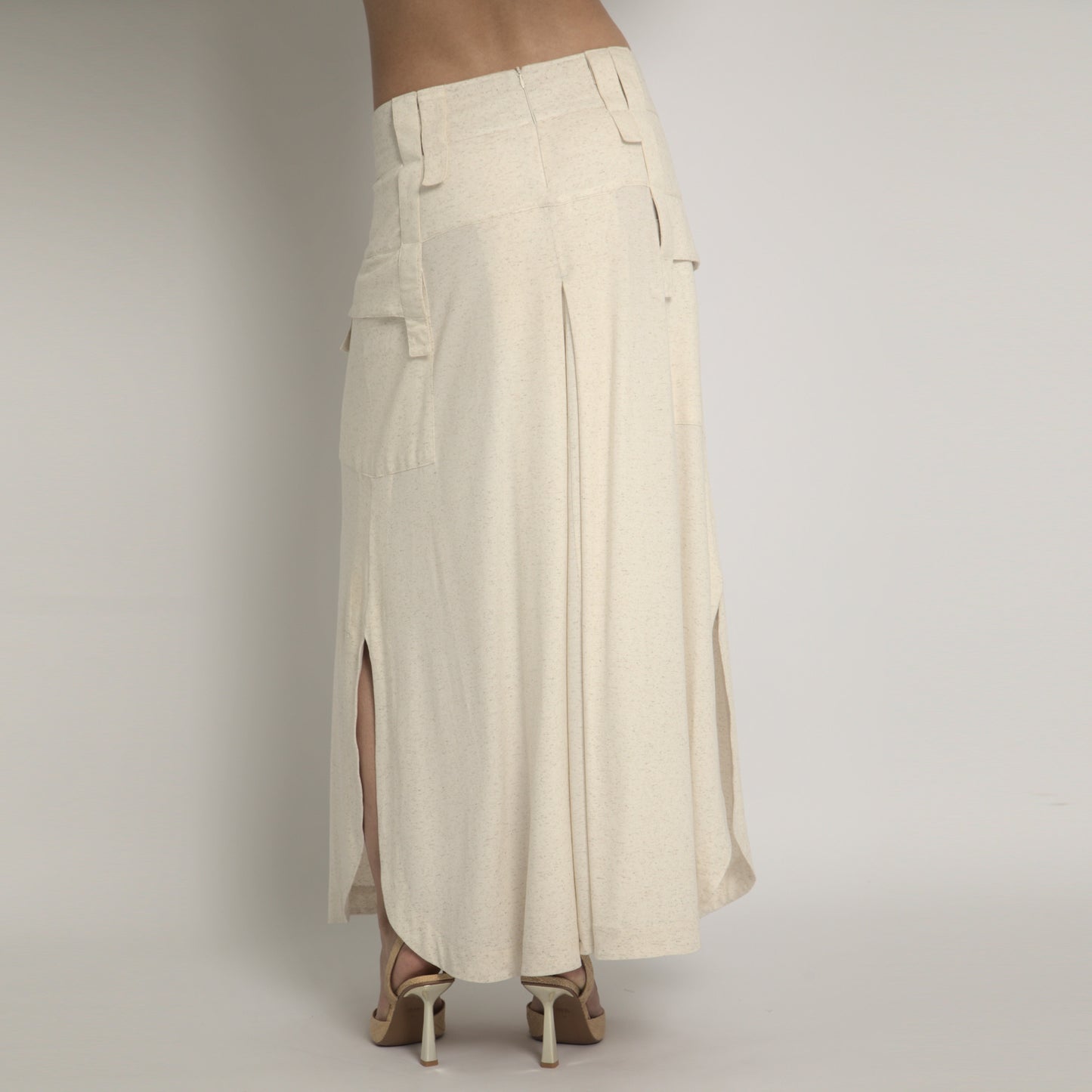 Luna - Saia maxi em malha com fendas laterais e bolsos cargo, cor off-white / preto