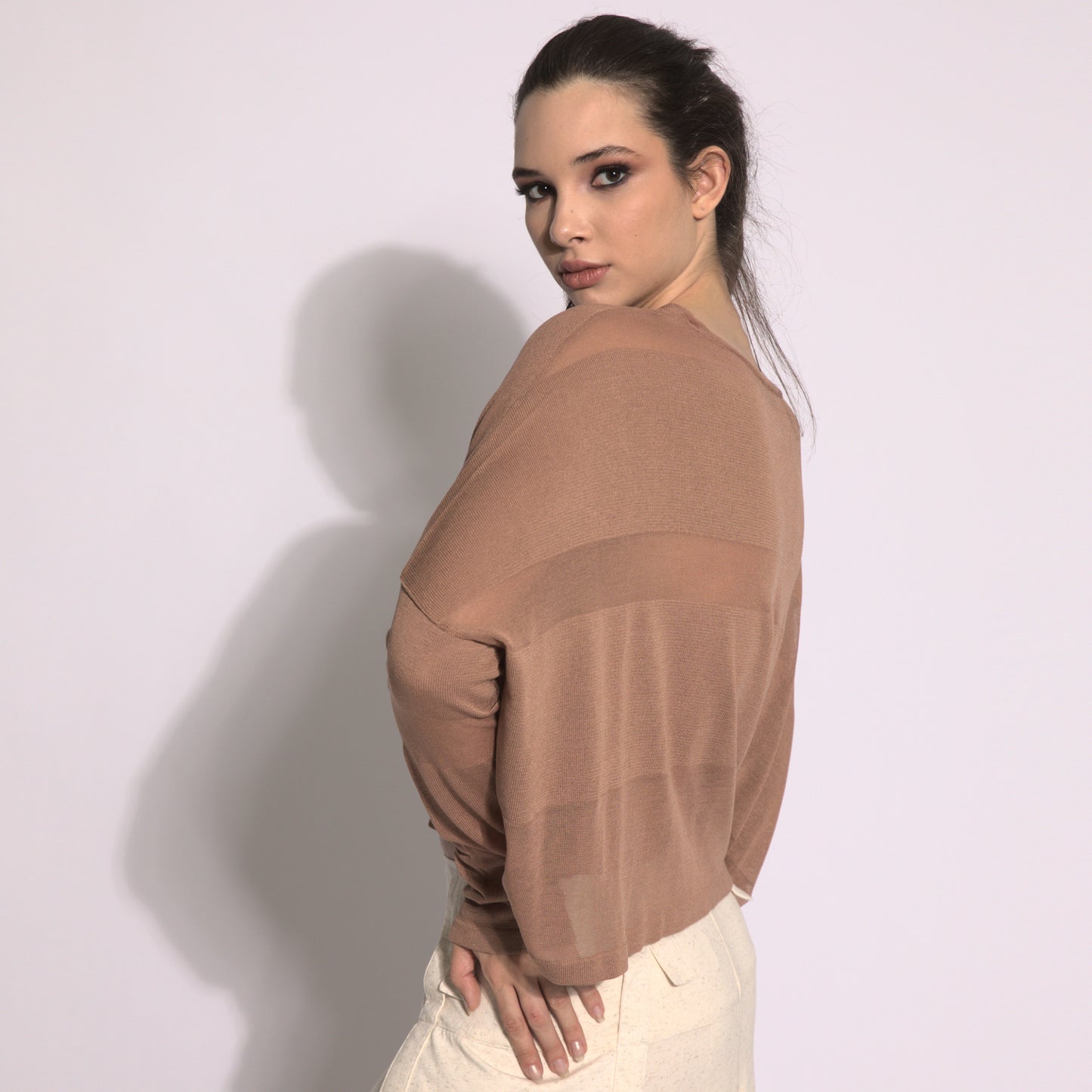 Giselle - Blusa de tricot listrada na cor argila com transparencias