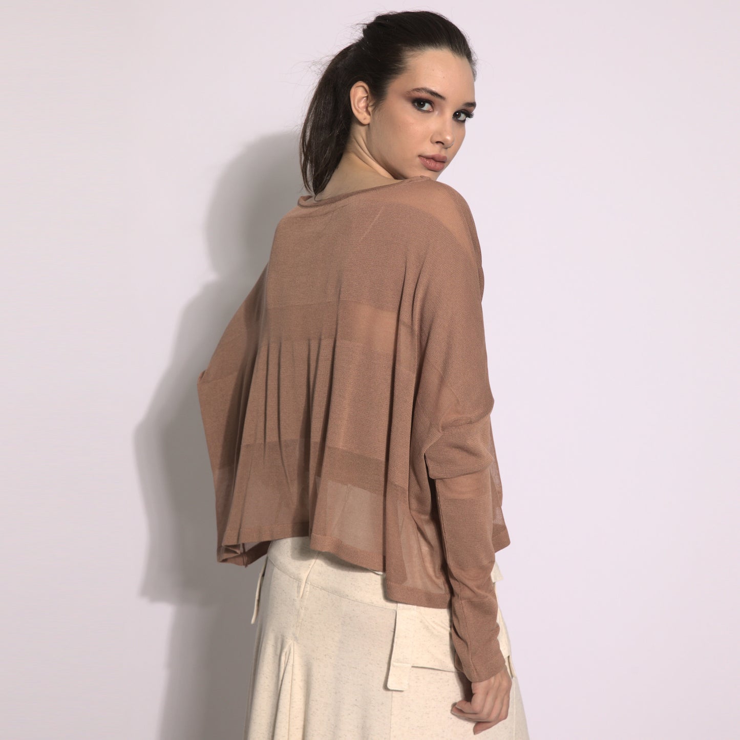 Giselle - Blusa de tricot listrada na cor argila com transparencias
