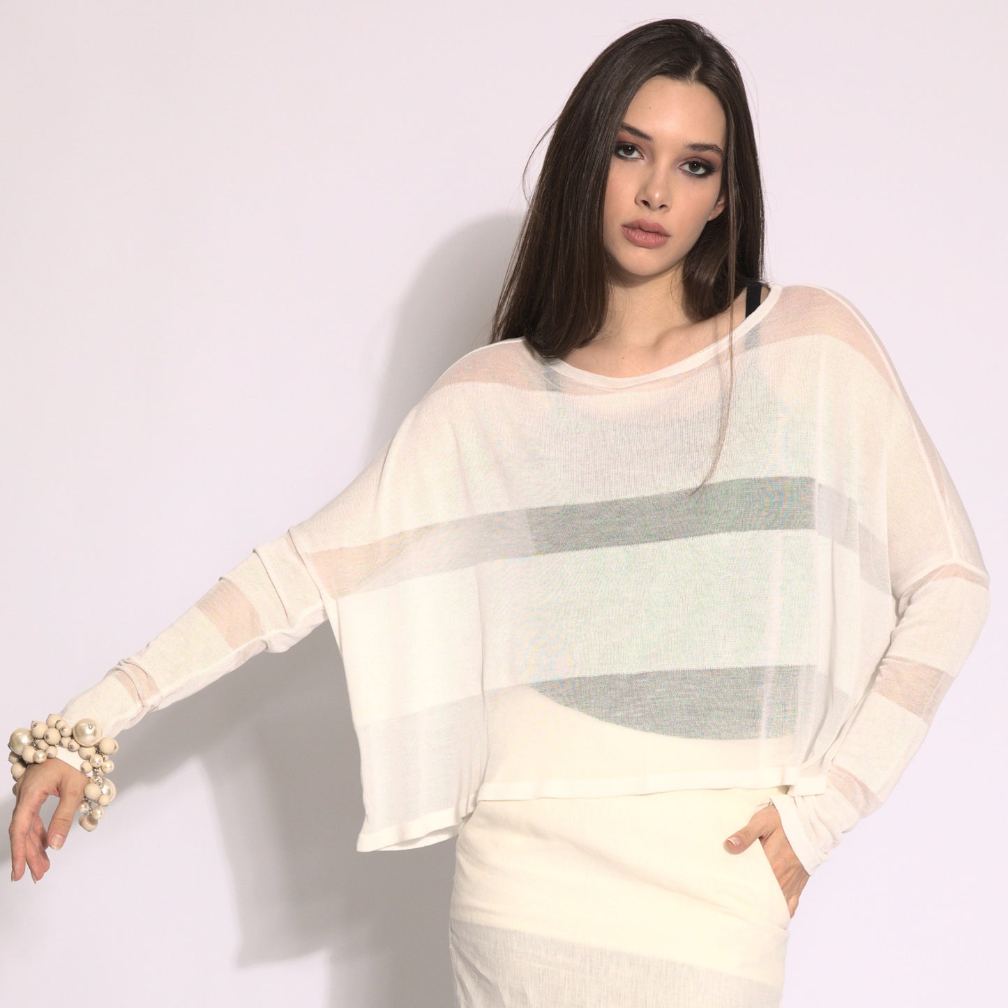 Giselle - Blusa de tricot listrada em off-white com transparencias