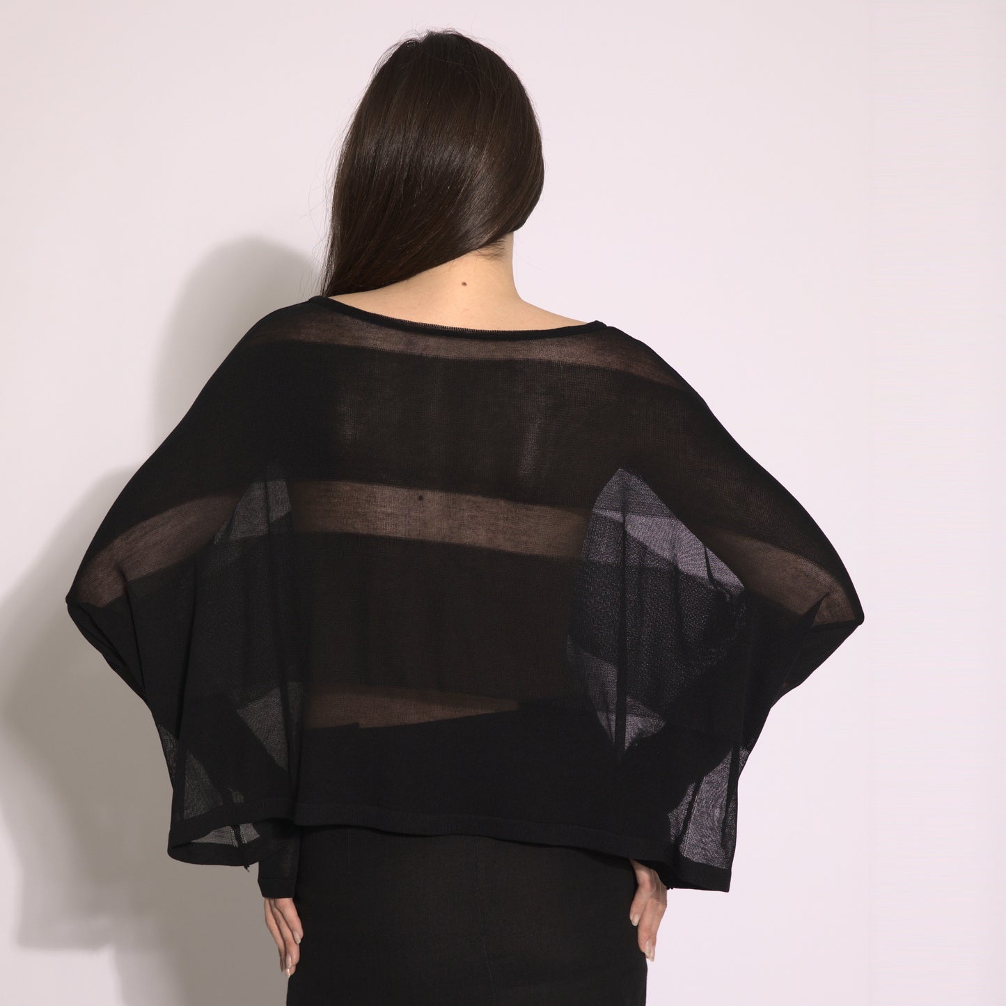 Giselle - Blusa de tricot listrada em preto com transparencias